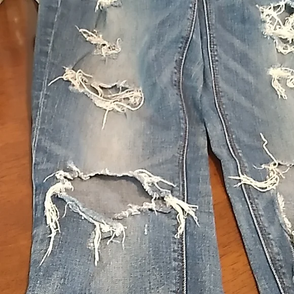 American Eagle Distressed Cropped Stretch Jeans. Size 4 - Picture 13 of 13
